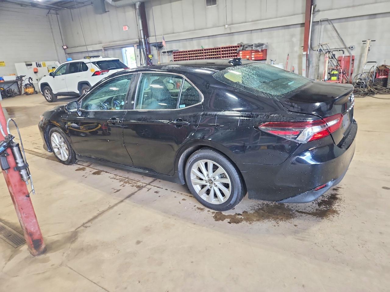 2021 TOYOTA CAMRY LE — снимка 2