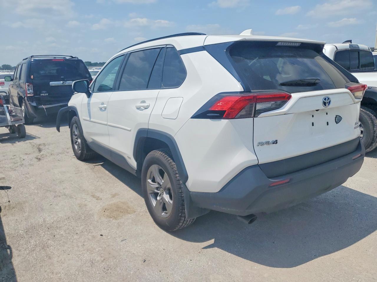 2022 TOYOTA RAV4 XLE — снимка 2