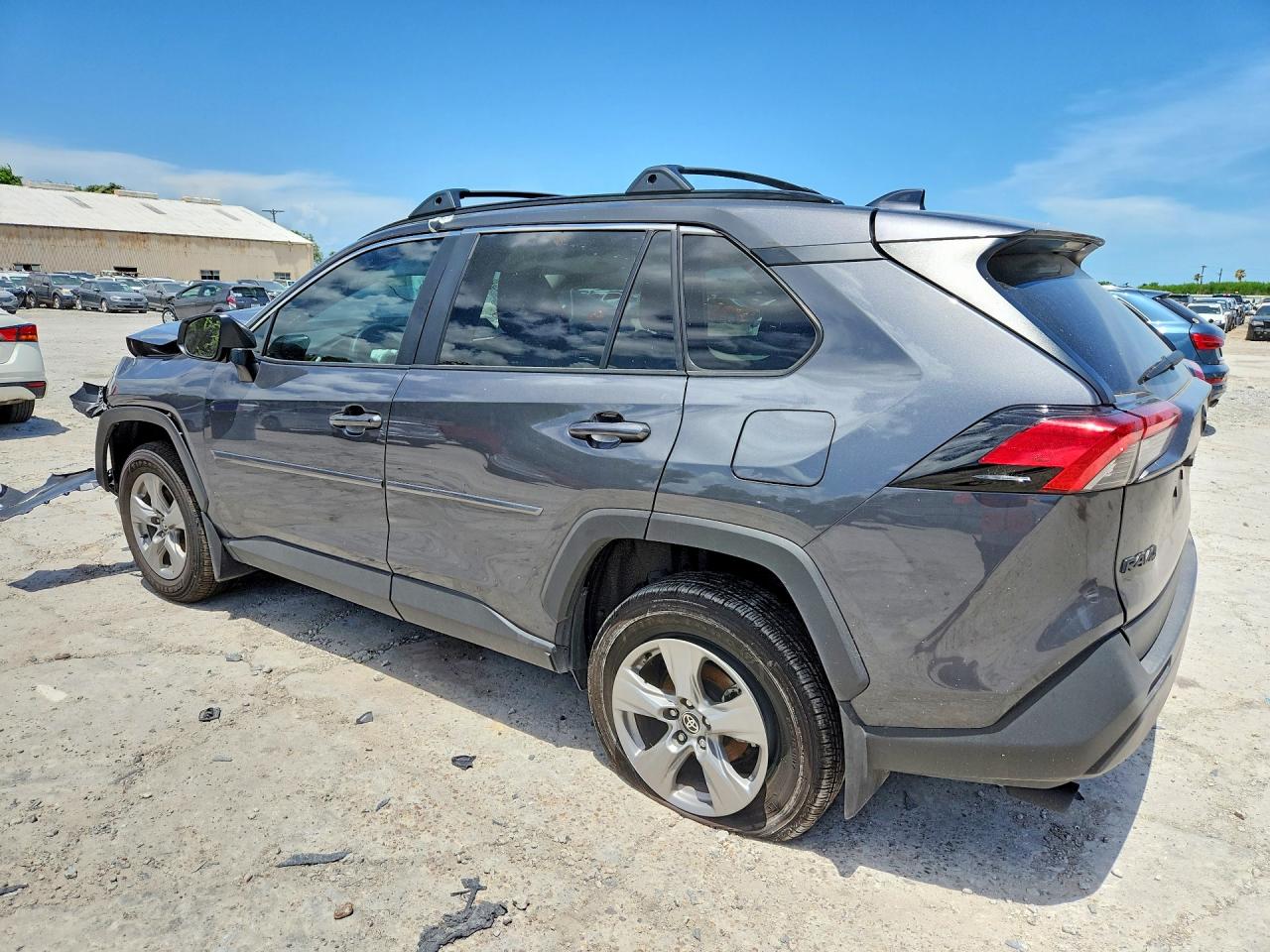 2025 TOYOTA RAV4 XLE — снимка 2