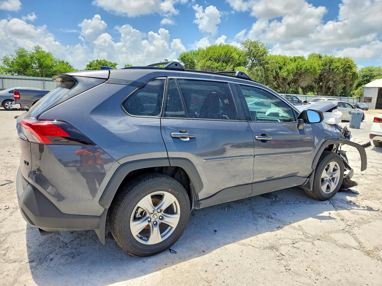 2025 TOYOTA RAV4 XLE — снимка 3