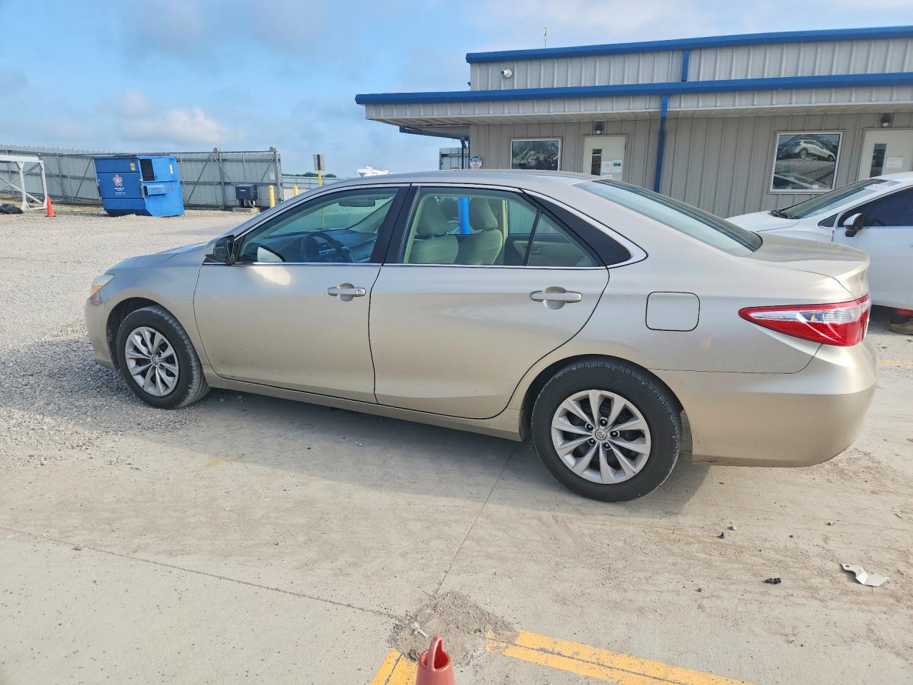 2016 TOYOTA CAMRY LE — снимка 2