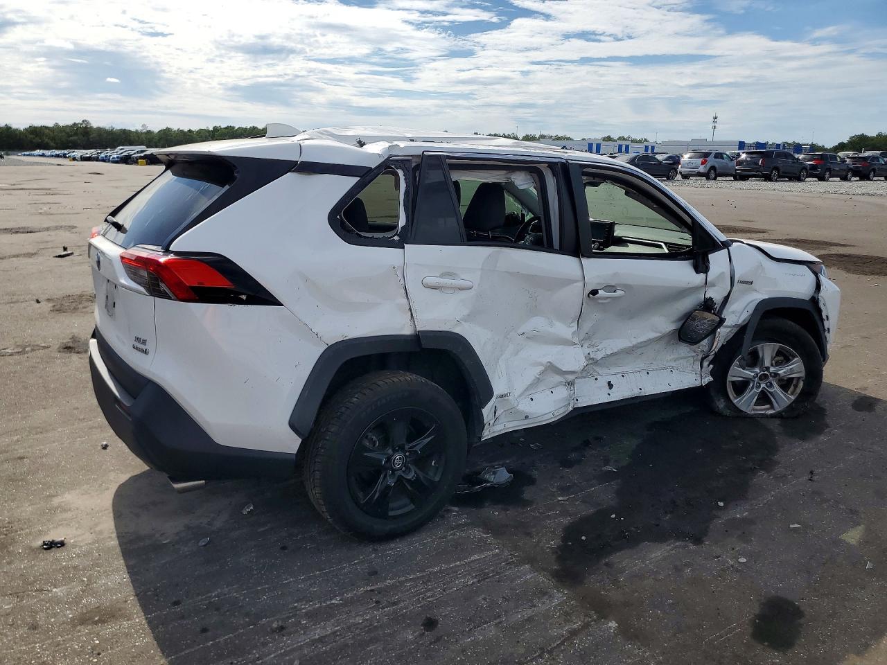 2020 TOYOTA RAV4 HYBRID XLE — снимка 3