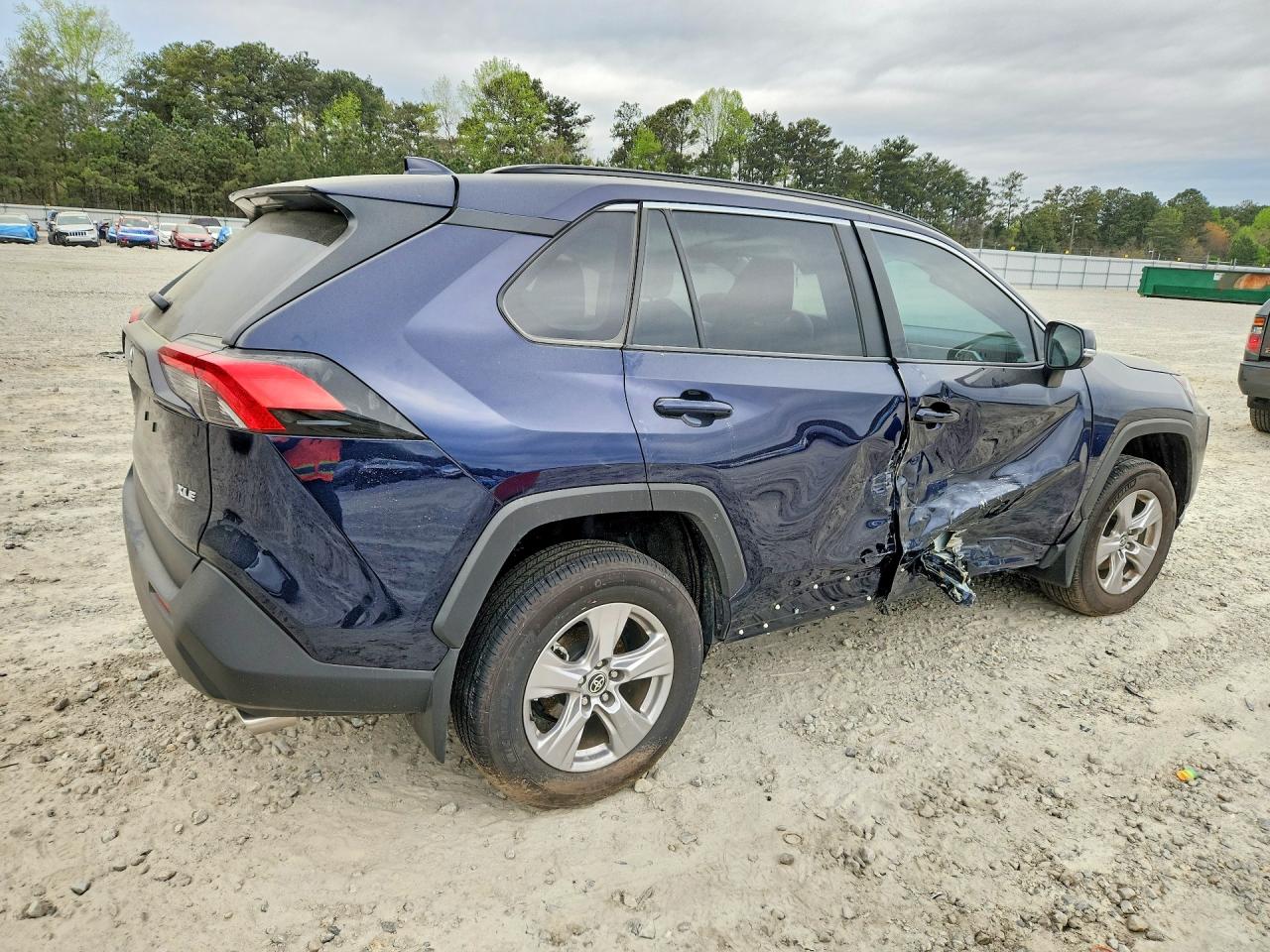 2025 TOYOTA RAV4 XLE — снимка 3