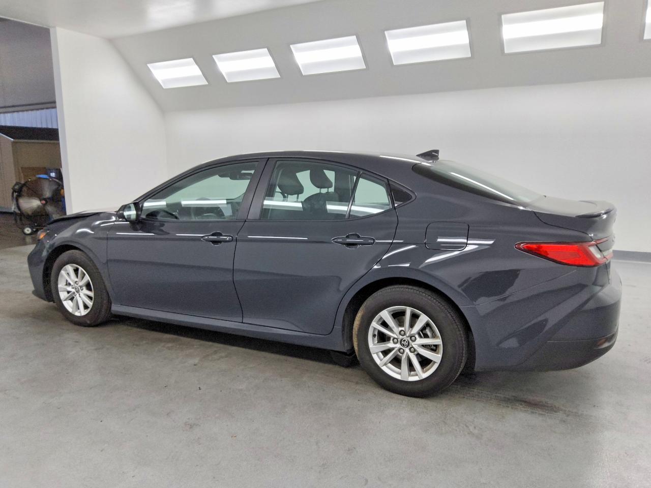 2025 TOYOTA CAMRY LE — снимка 2