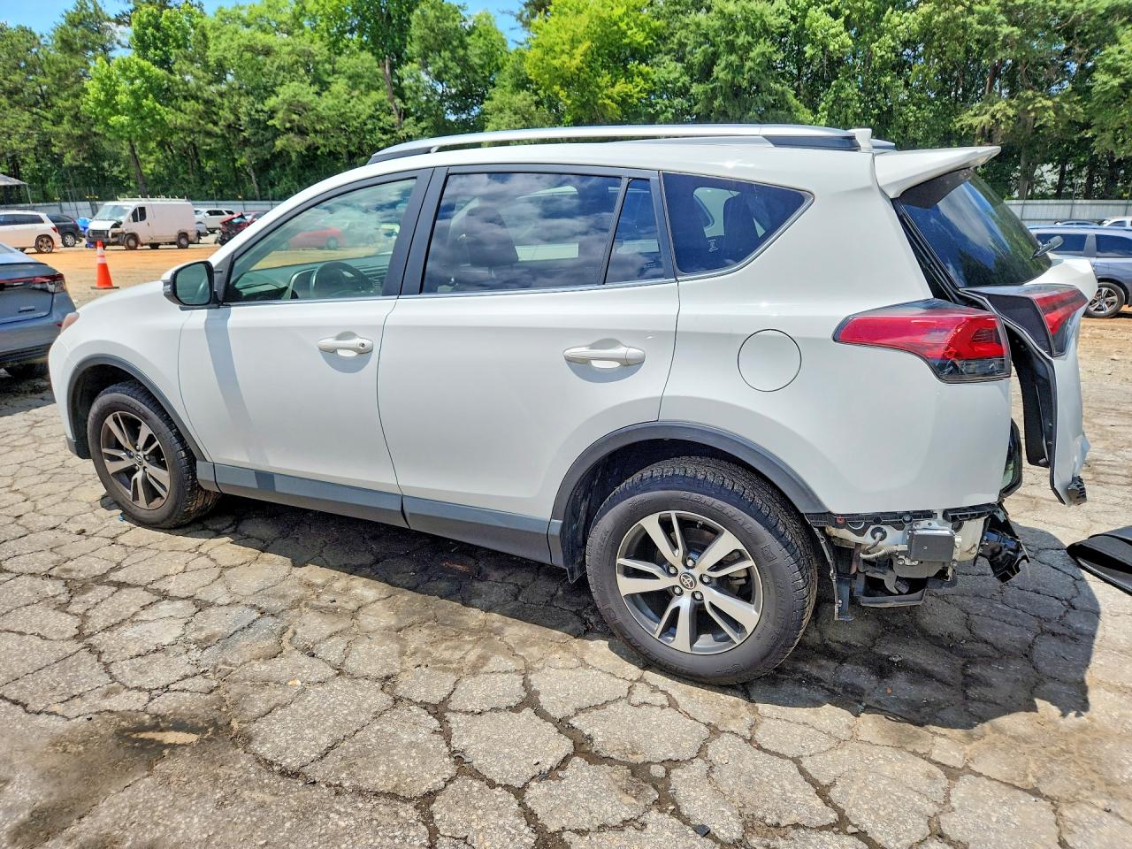 2018 TOYOTA RAV4 XLE — снимка 2