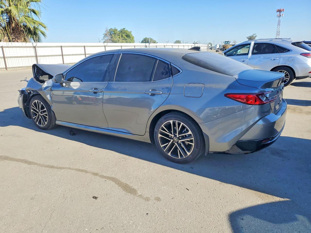 2026 TOYOTA CAMRY XLE — снимка 2