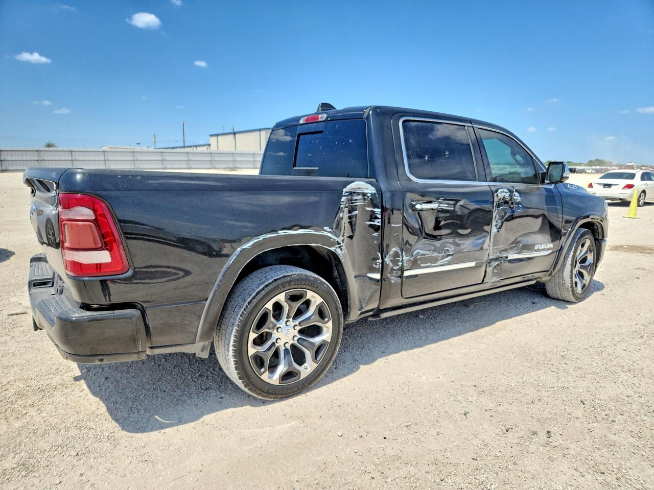 2019 RAM 1500 LIMITED — снимка 3