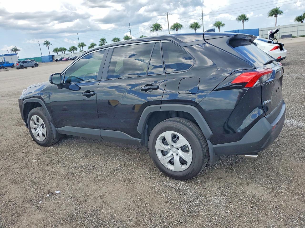 2025 TOYOTA RAV4 LE — снимка 2