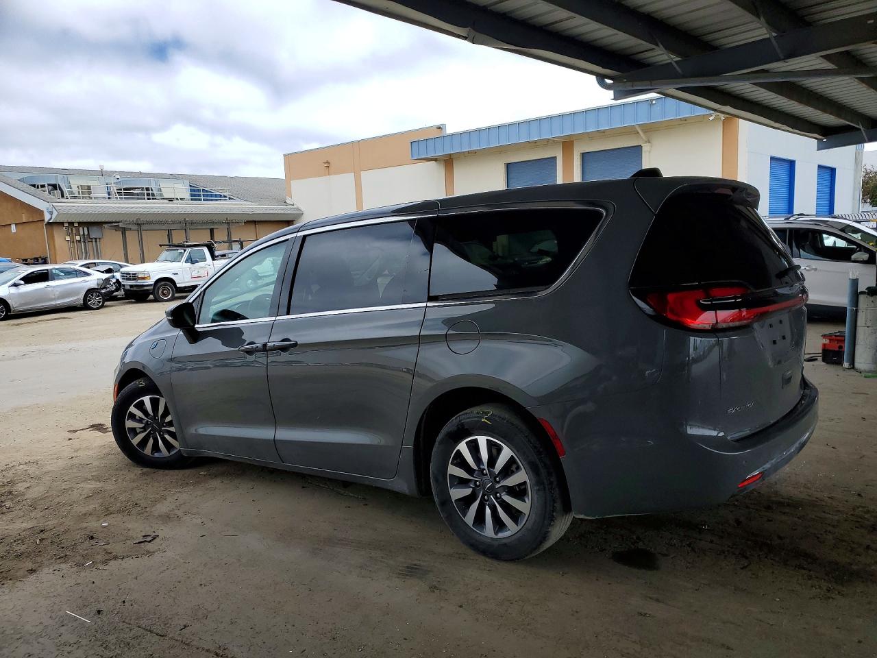 2023 CHRYSLER PACIFICA HYBRID TOURING L — снимка 2