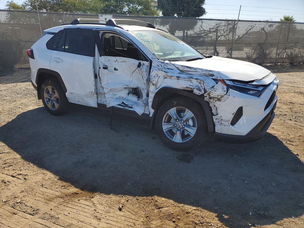2025 TOYOTA RAV4 LE — снимка 4