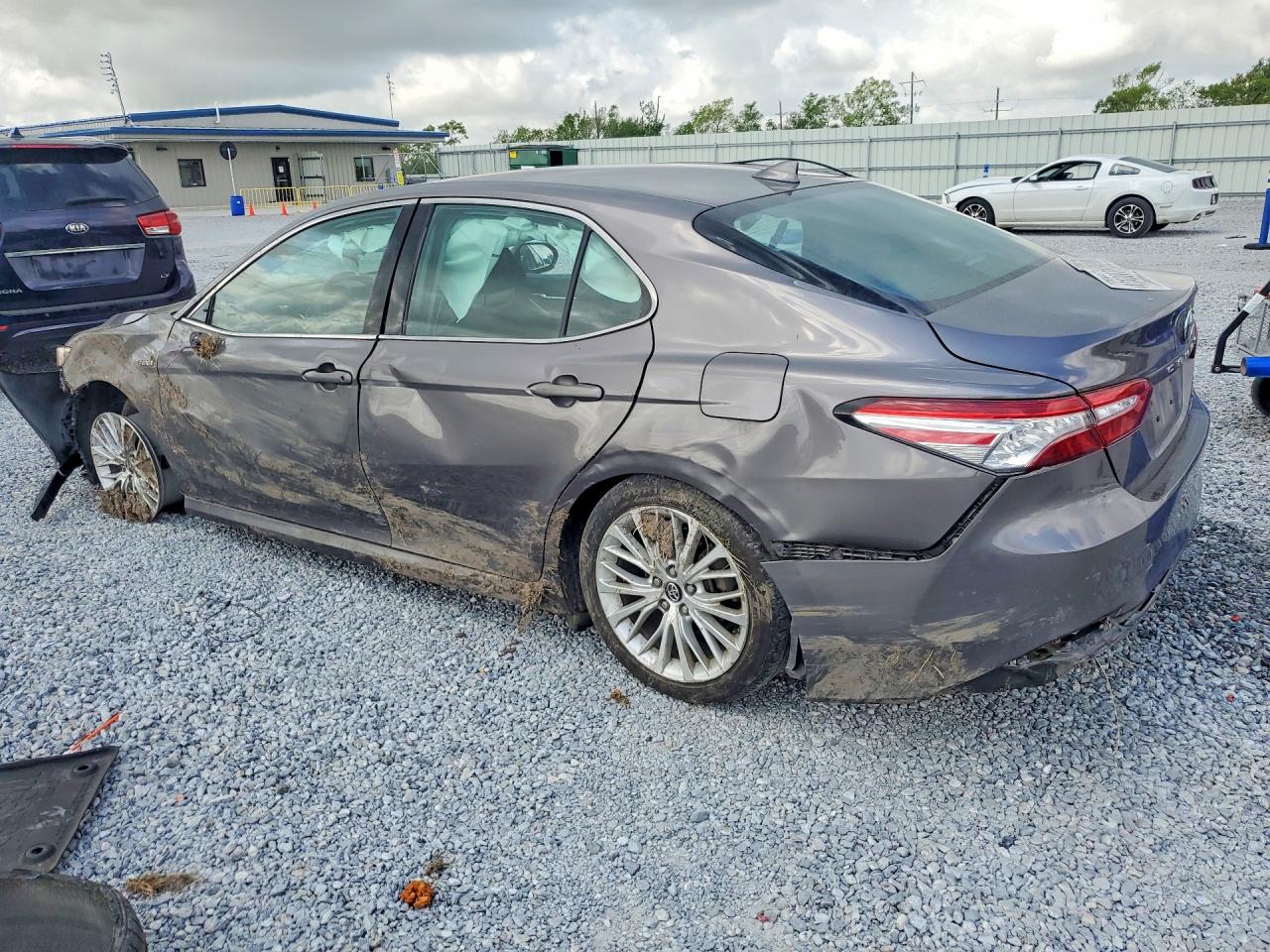 2019 TOYOTA CAMRY HYBRID XLE — снимка 2