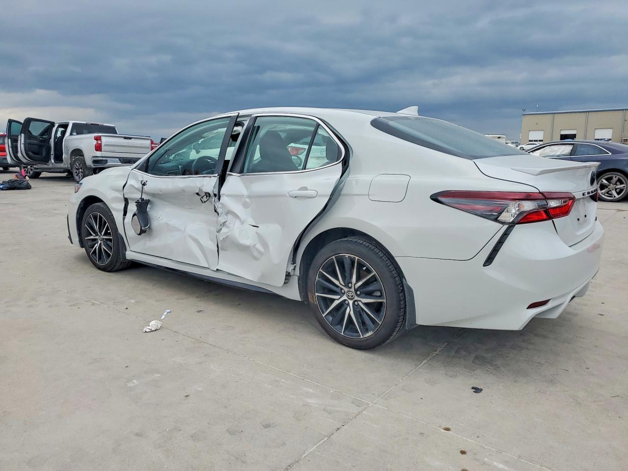 2024 TOYOTA CAMRY SE — снимка 2