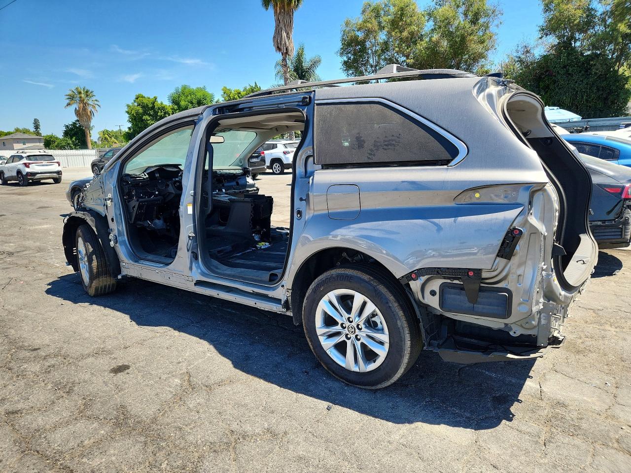 2026 TOYOTA SIENNA XLE 7-PASSENGER — снимка 2