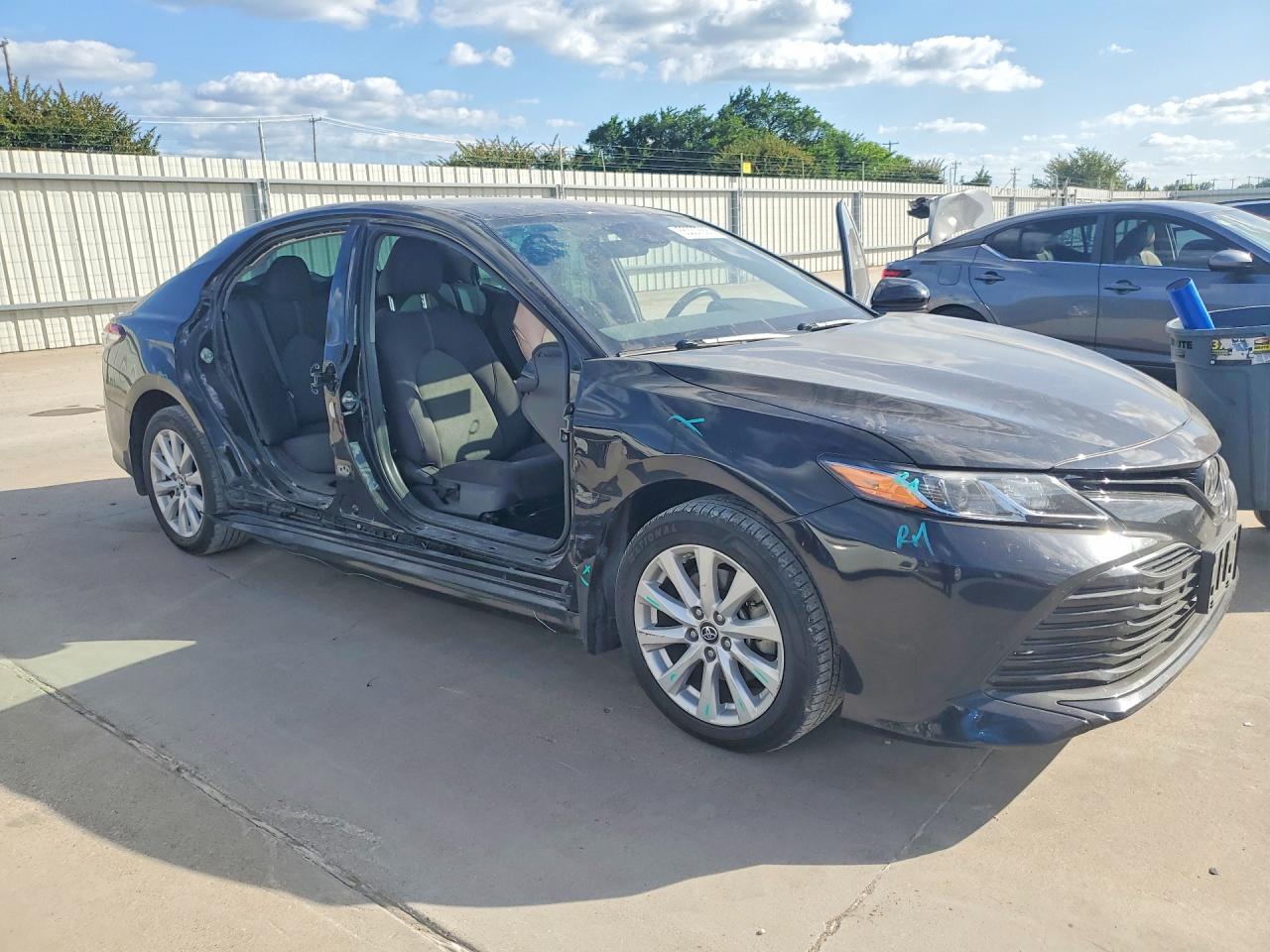 2019 TOYOTA CAMRY LE — снимка 4