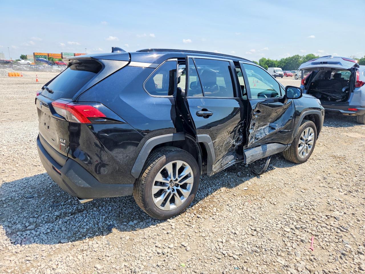 2025 TOYOTA RAV4 XLE PREMIUM — снимка 3