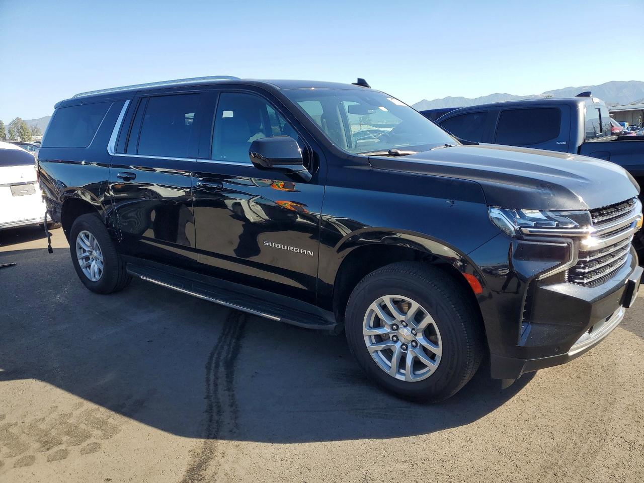 2023 CHEVROLET SUBURBAN C1500 LT — снимка 4