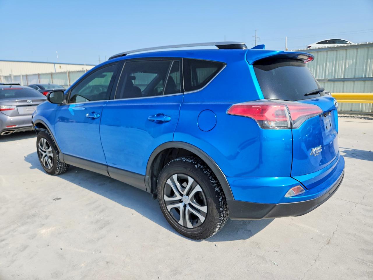 2018 TOYOTA RAV4 LE — снимка 2