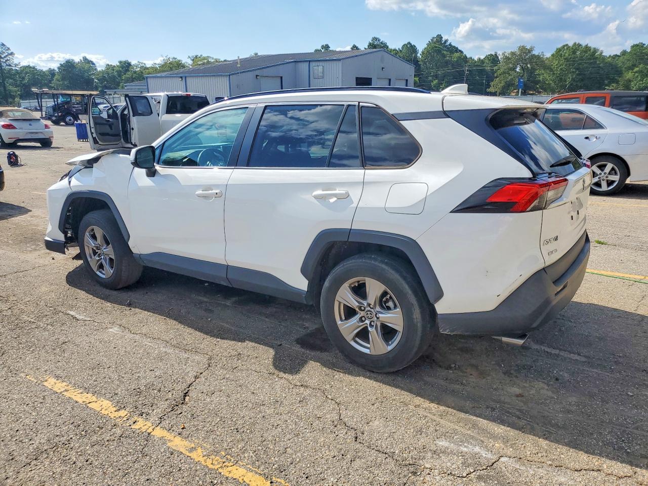 2023 TOYOTA RAV4 XLE — снимка 2