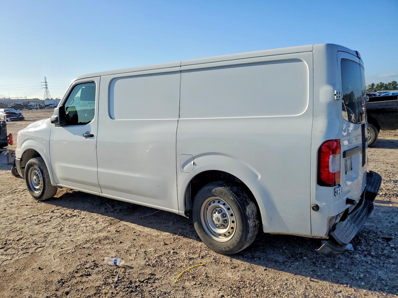 2017 NISSAN NV 2500 HD S — снимка 2