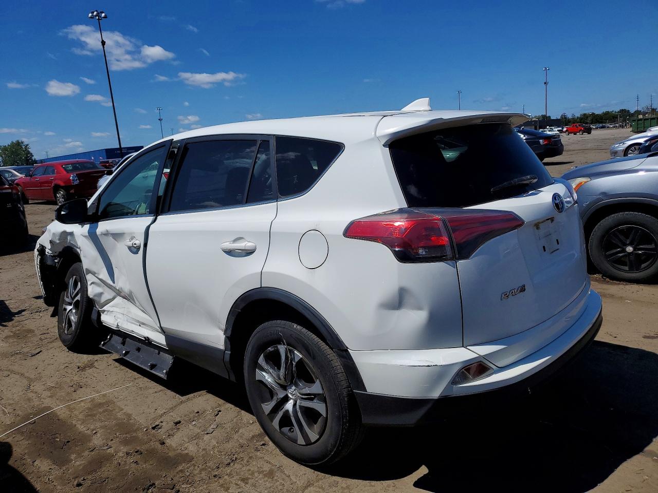 2017 TOYOTA RAV4 LE — снимка 2