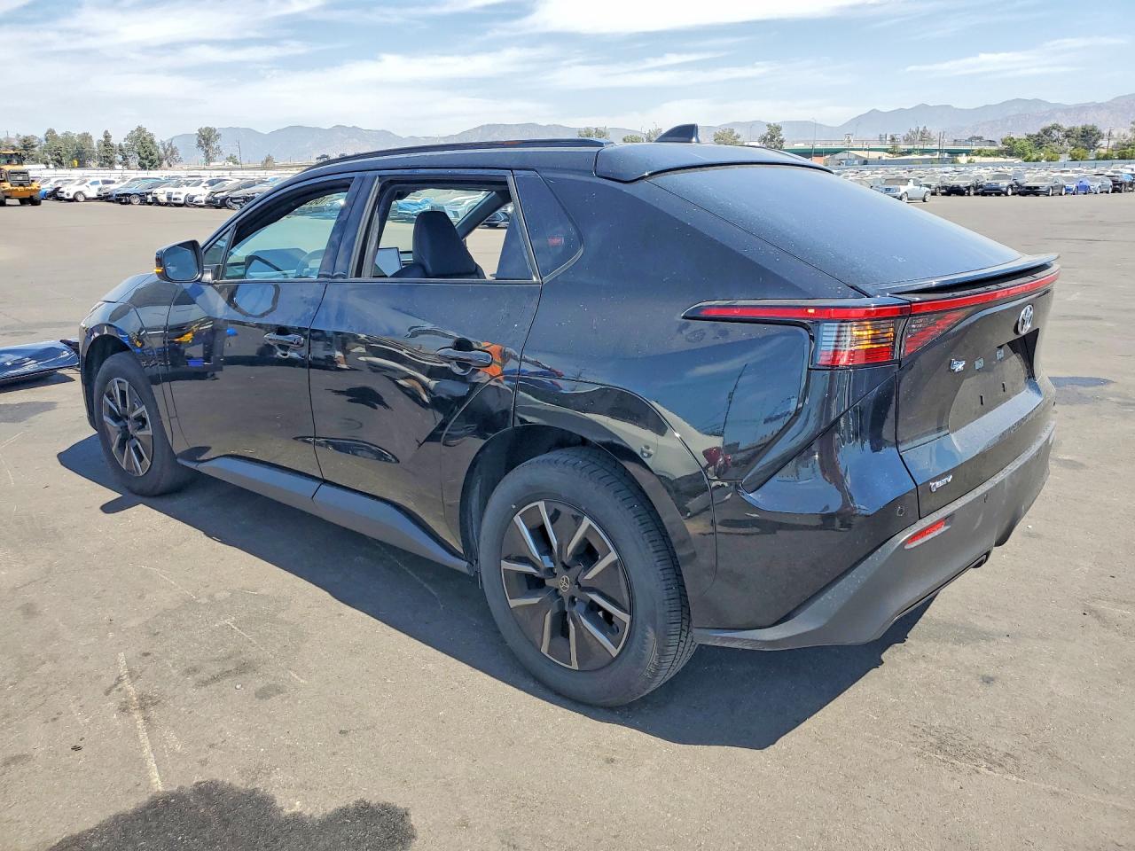 2026 TOYOTA BZ XLE PLUS — снимка 2
