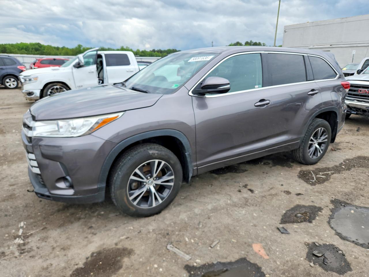 2018 TOYOTA HIGHLANDER LE