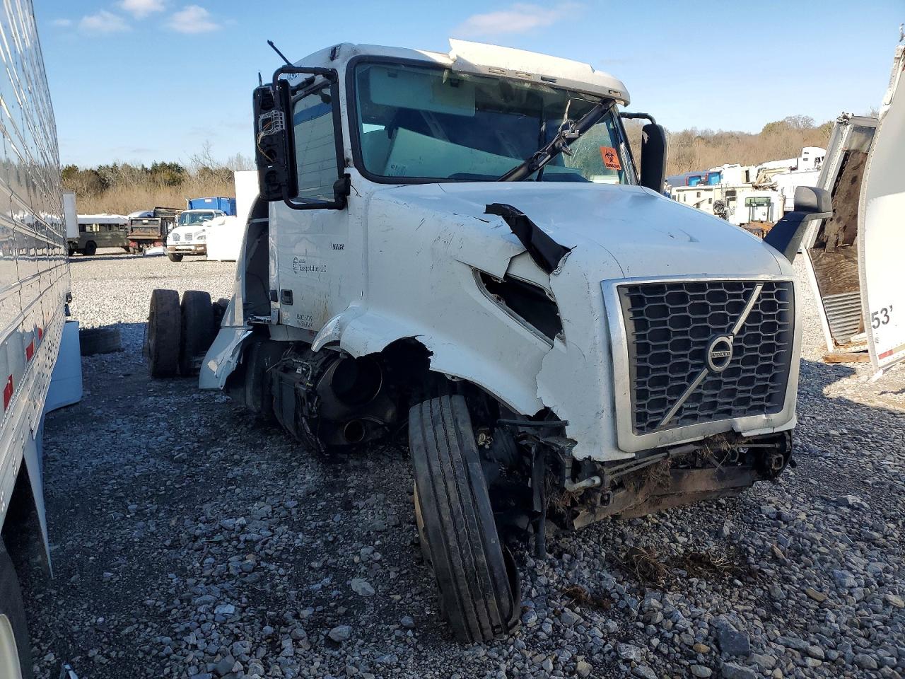 2025 VOLVO VNR