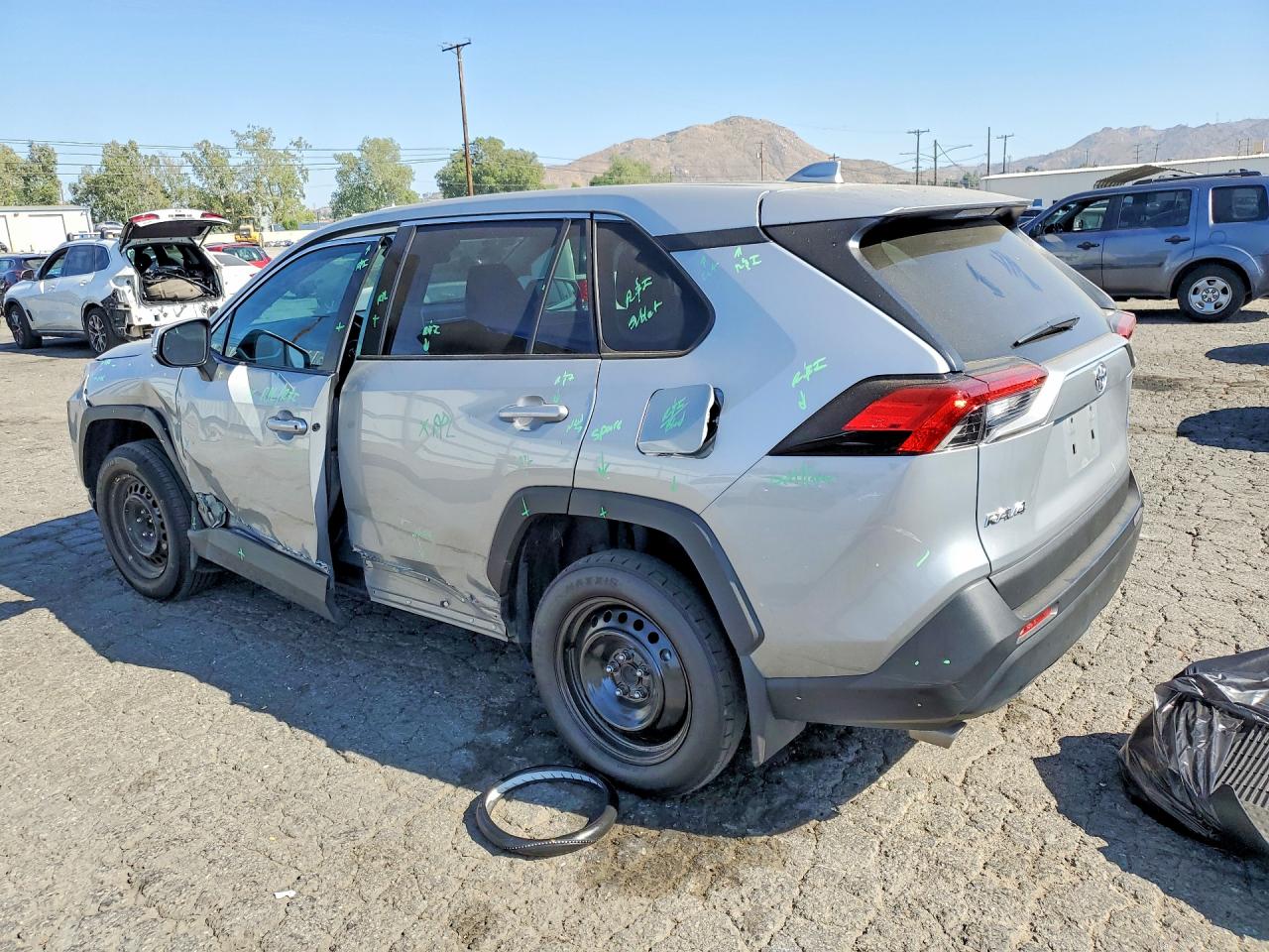 2025 TOYOTA RAV4 LE — снимка 2