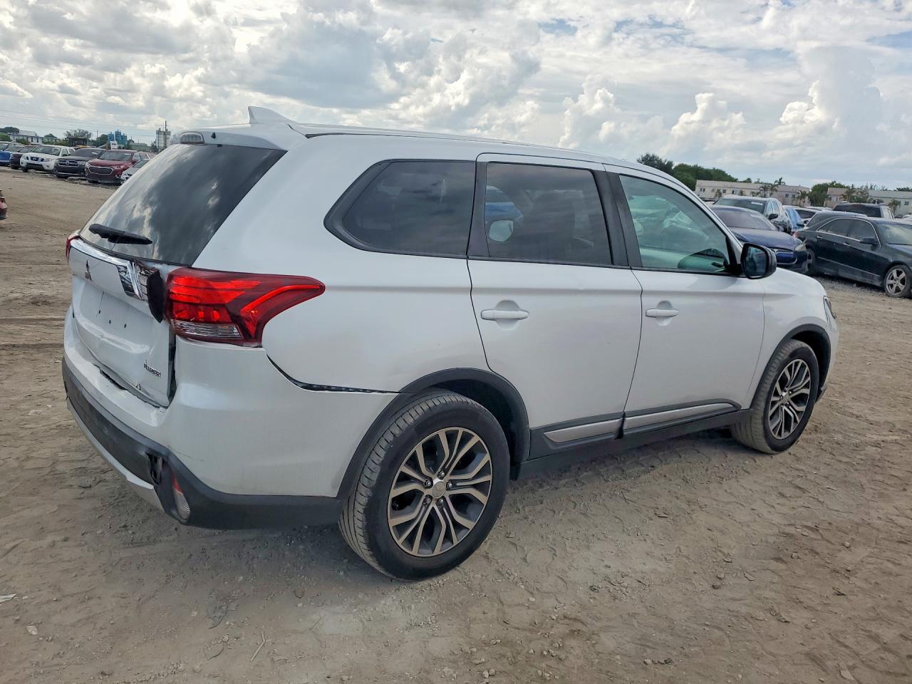 2017 MITSUBISHI OUTLANDER ES — снимка 3