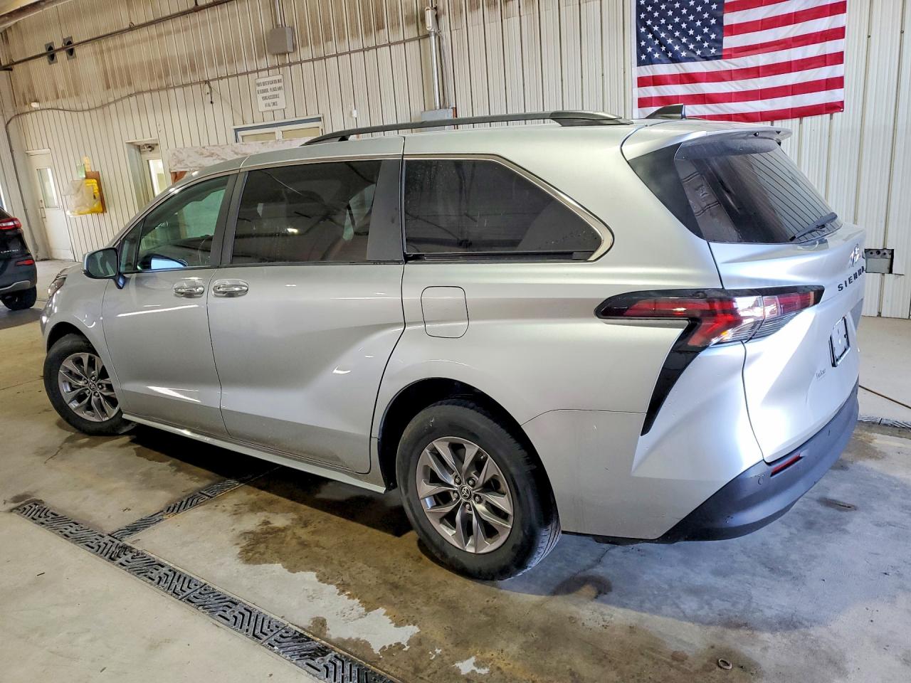 2023 TOYOTA SIENNA XLE — снимка 2