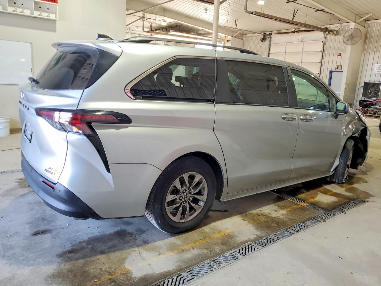 2023 TOYOTA SIENNA XLE — снимка 3