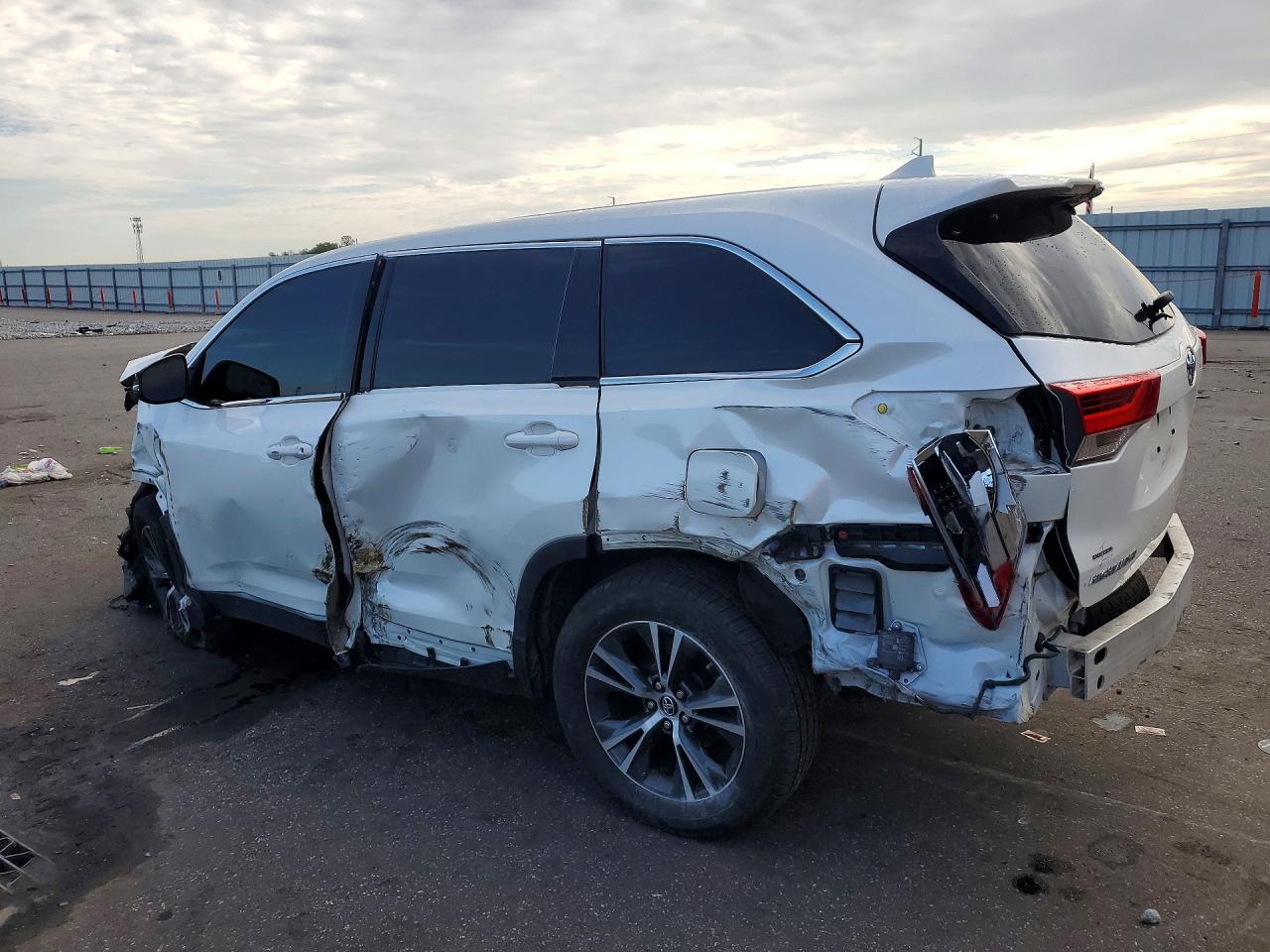 2019 TOYOTA HIGHLANDER LE PLUS — снимка 2