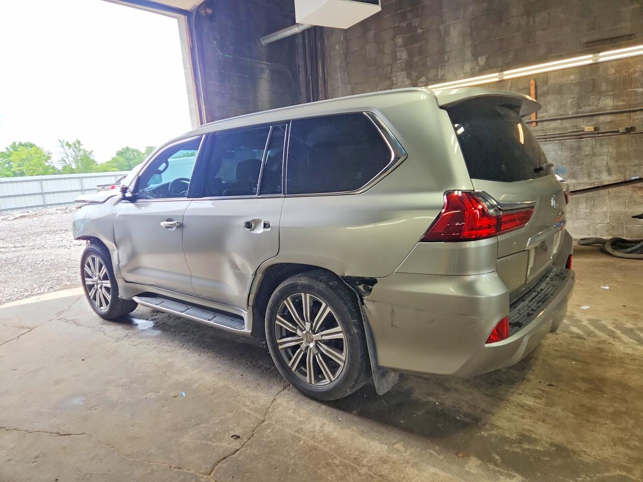 2017 LEXUS LX 570 — снимка 2