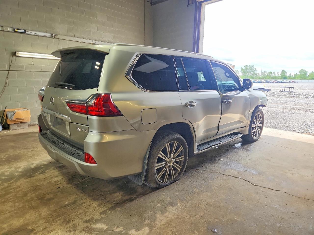 2017 LEXUS LX 570 — снимка 3