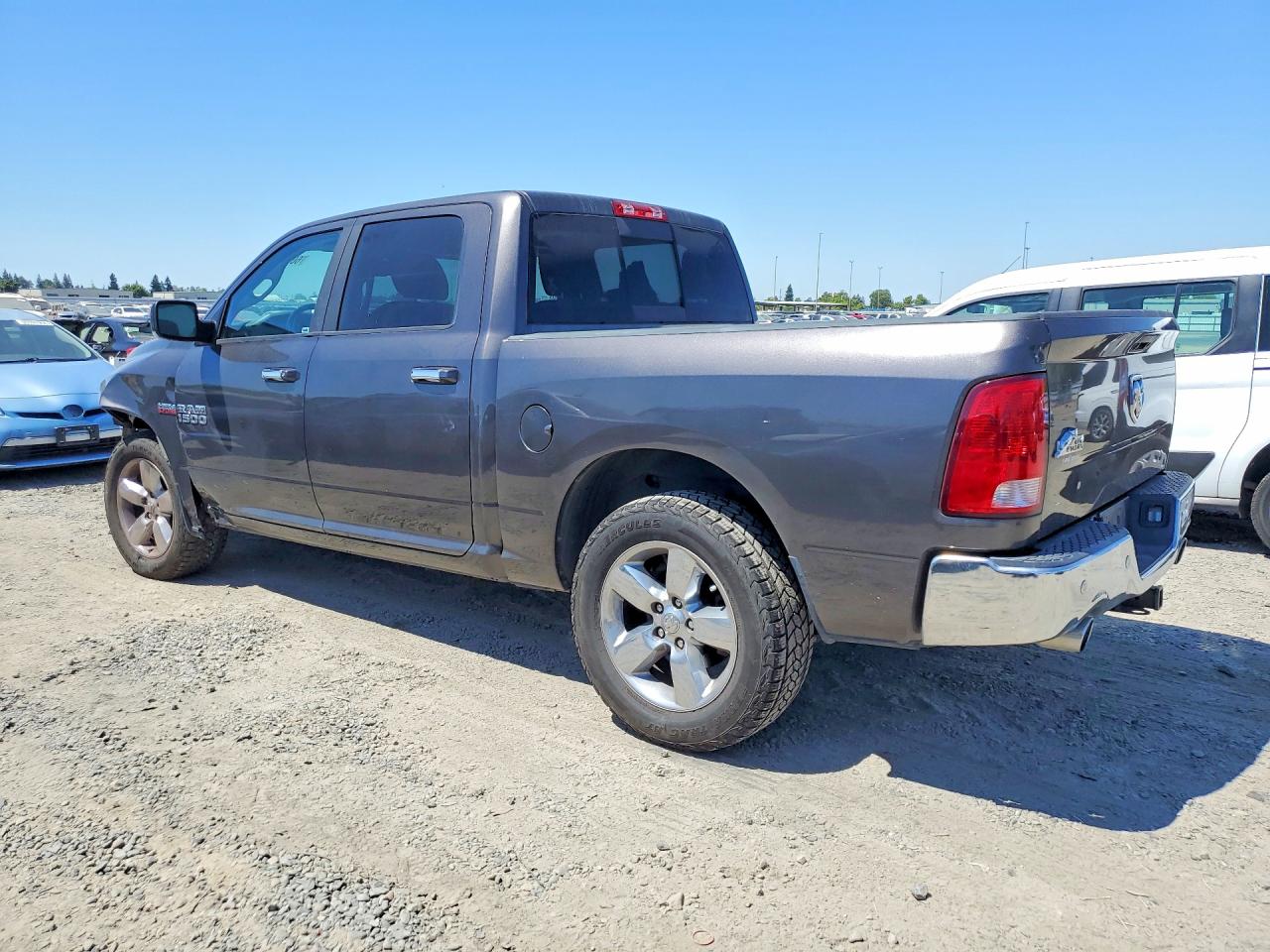 2017 RAM 1500 SLT — снимка 2
