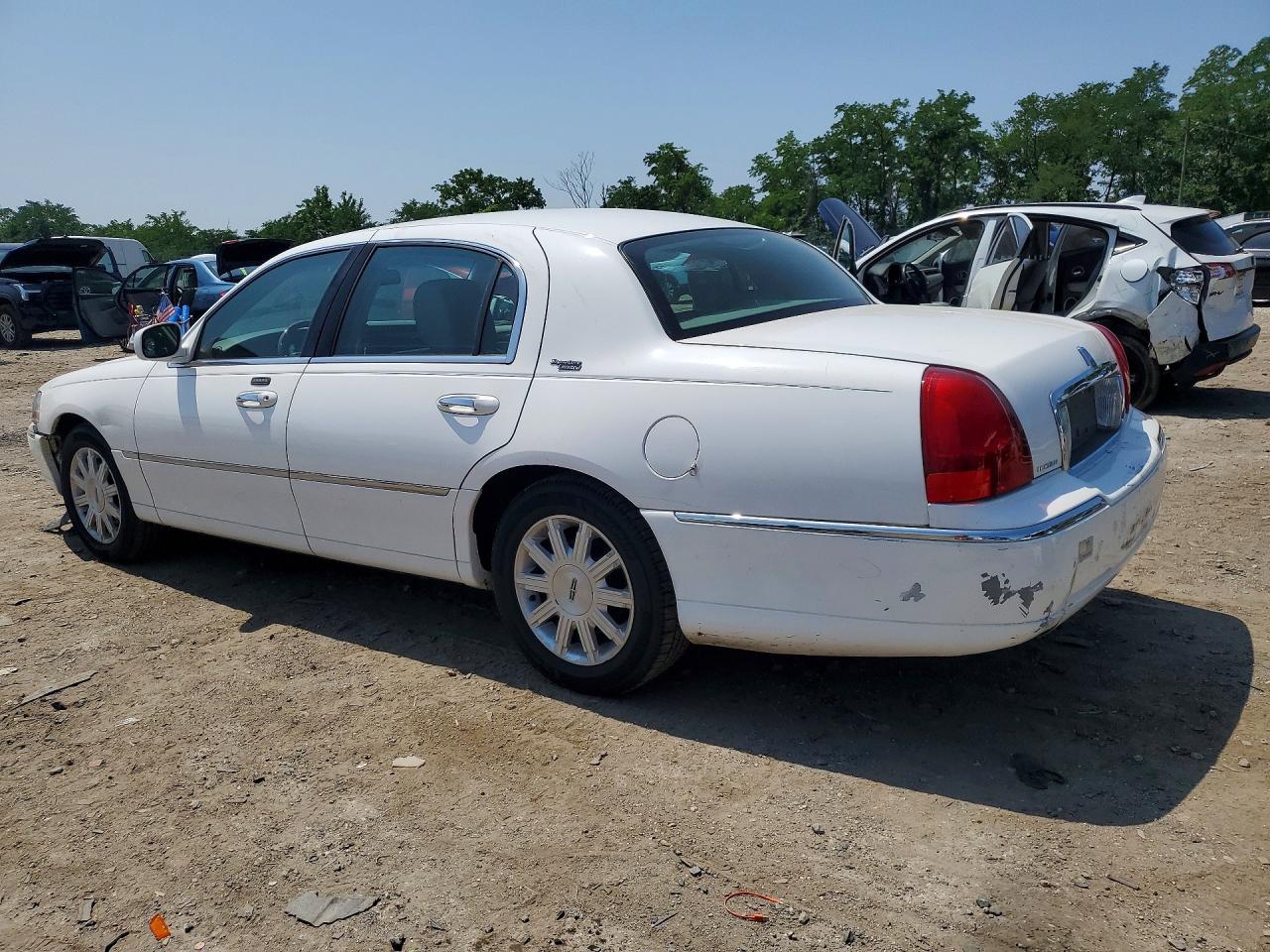 2011 LINCOLN TOWN CAR SIGNATURE LIMITED — снимка 2