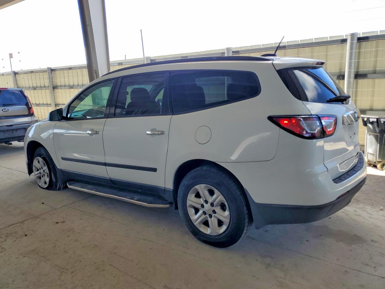 2016 CHEVROLET TRAVERSE LS — снимка 2