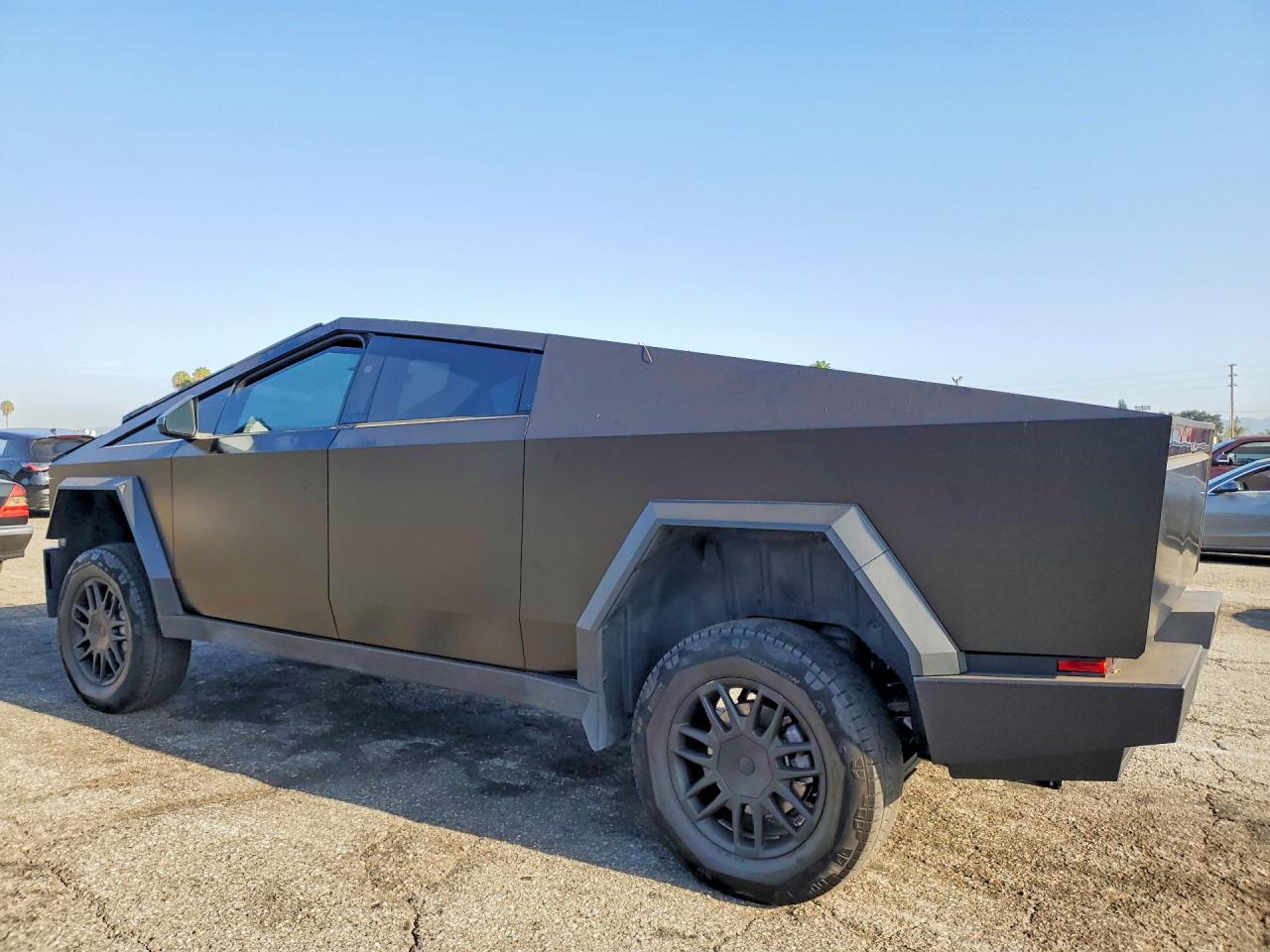 2024 TESLA CYBERTRUCK — снимка 2