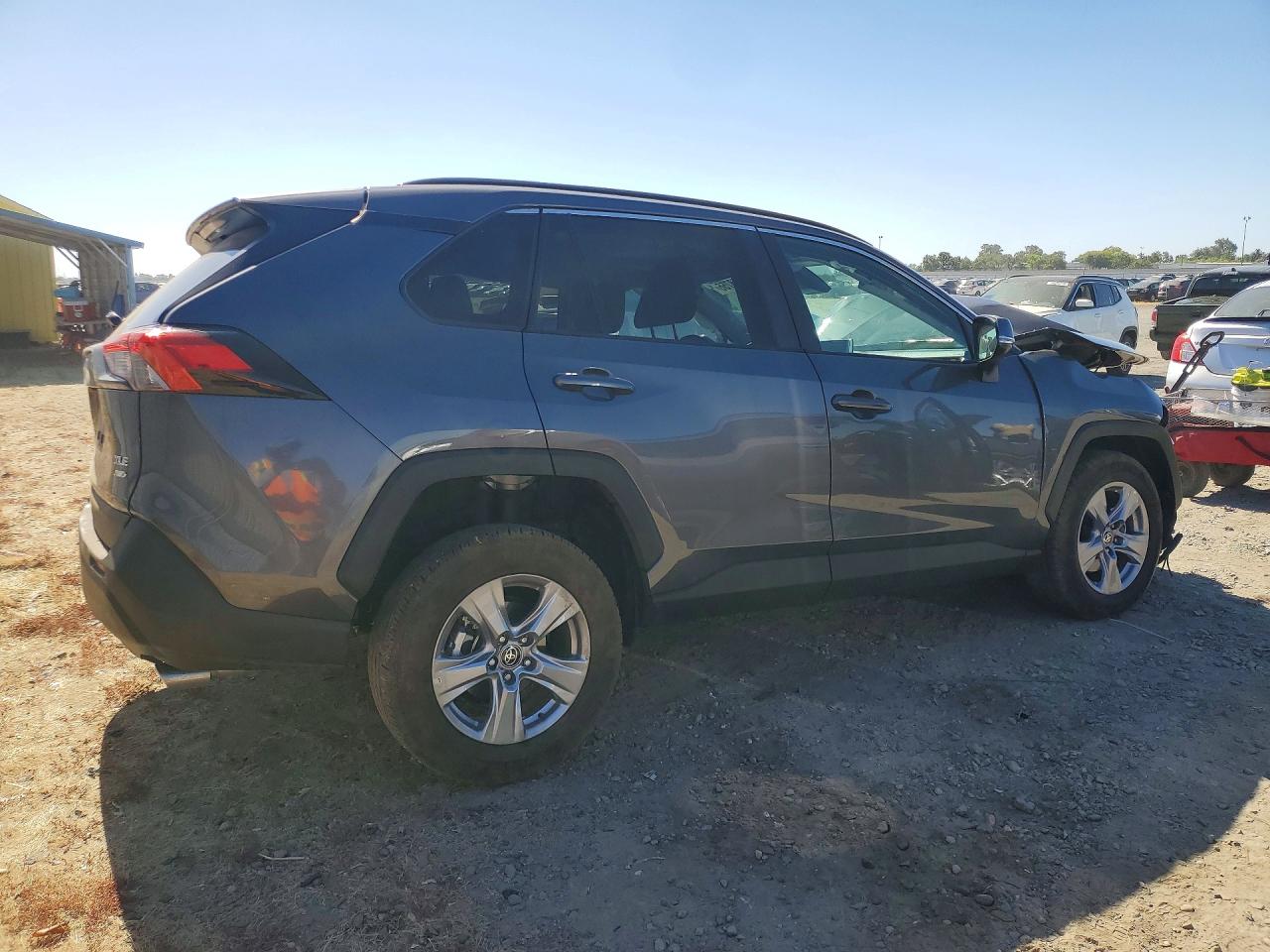 2025 TOYOTA RAV4 XLE — снимка 3