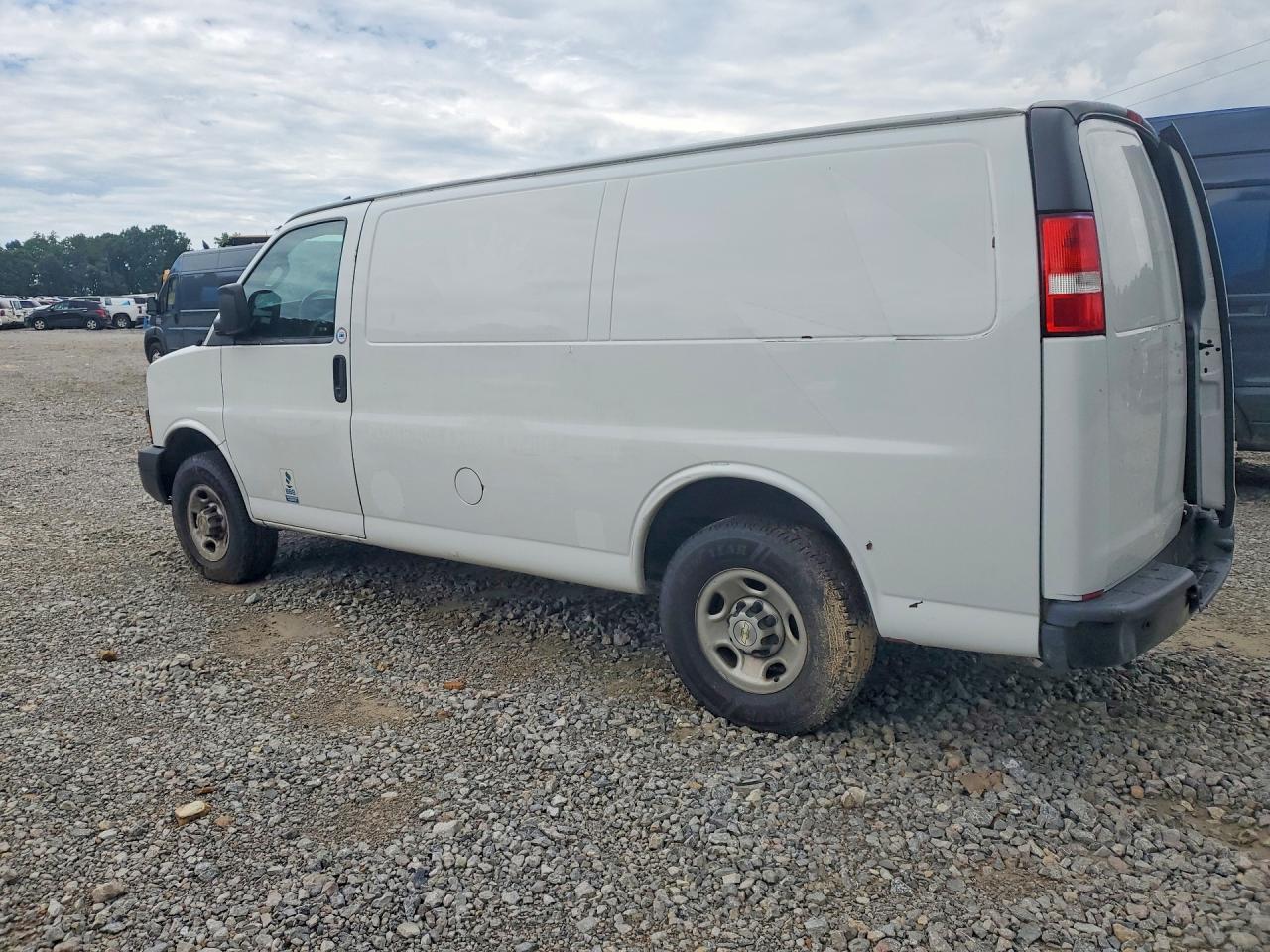 2022 CHEVROLET EXPRESS G2500 — снимка 2