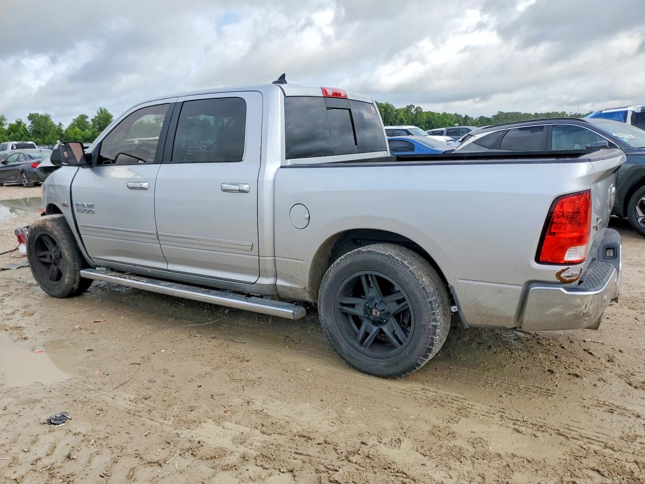 2015 RAM 1500 SLT — снимка 2