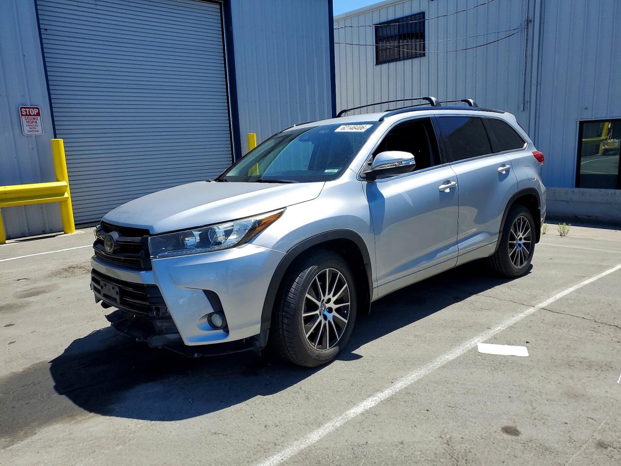 2017 TOYOTA HIGHLANDER SE