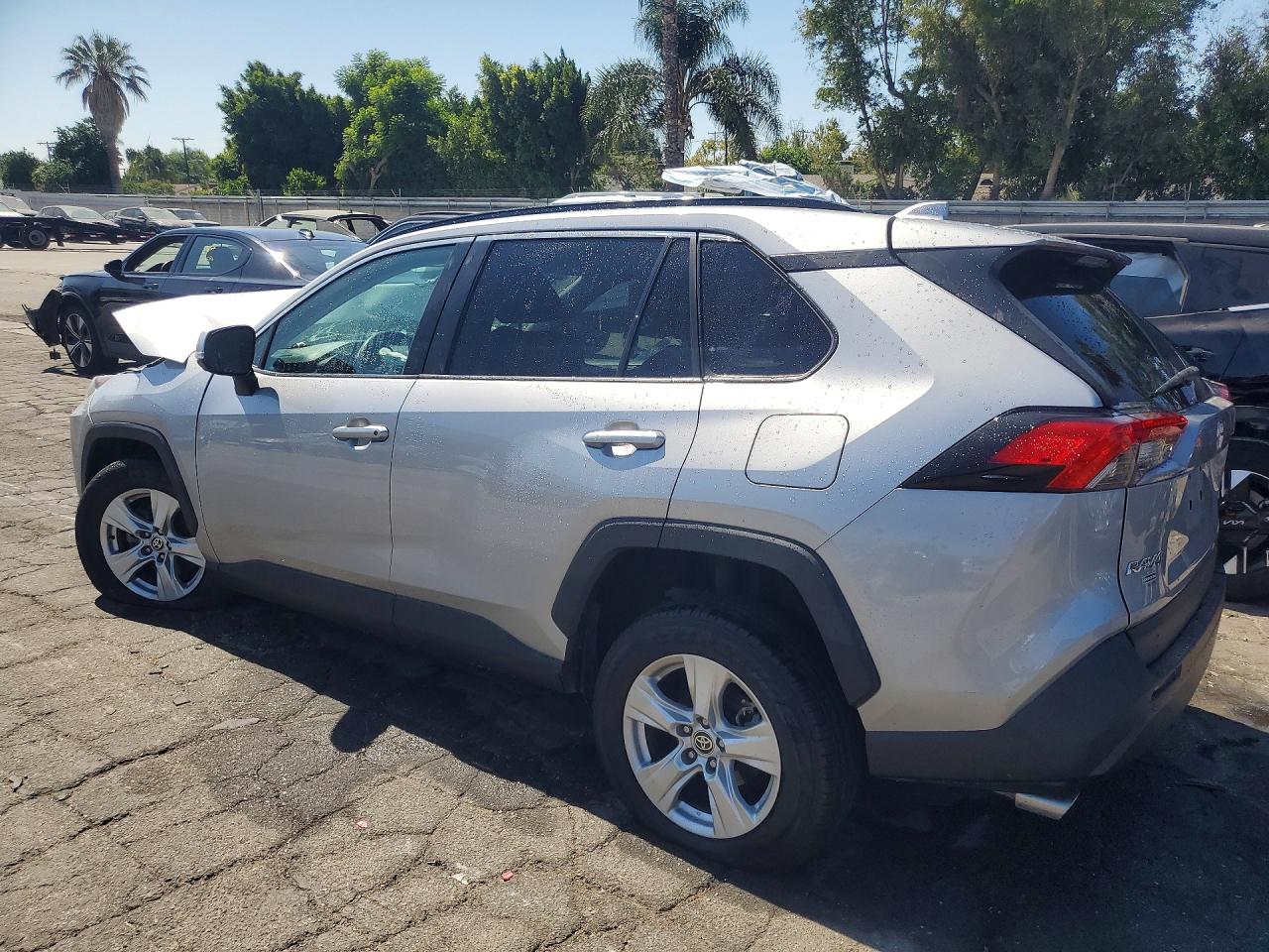 2021 TOYOTA RAV4 XLE — снимка 2