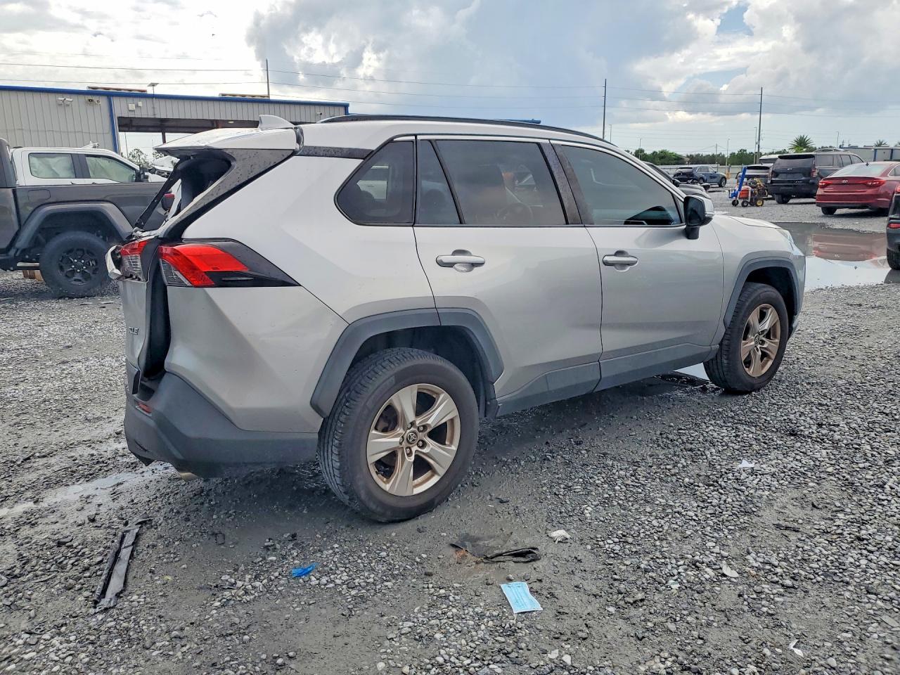 2020 TOYOTA RAV4 XLE — снимка 3