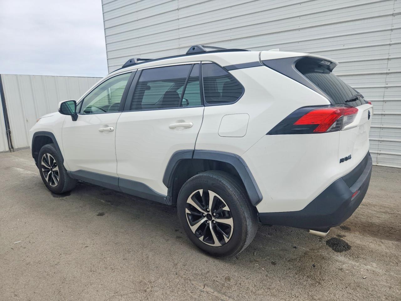 2019 TOYOTA RAV4 XLE — снимка 2