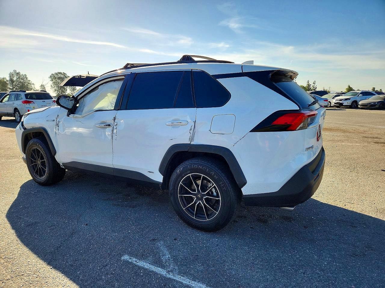2021 TOYOTA RAV4 XLE — снимка 2