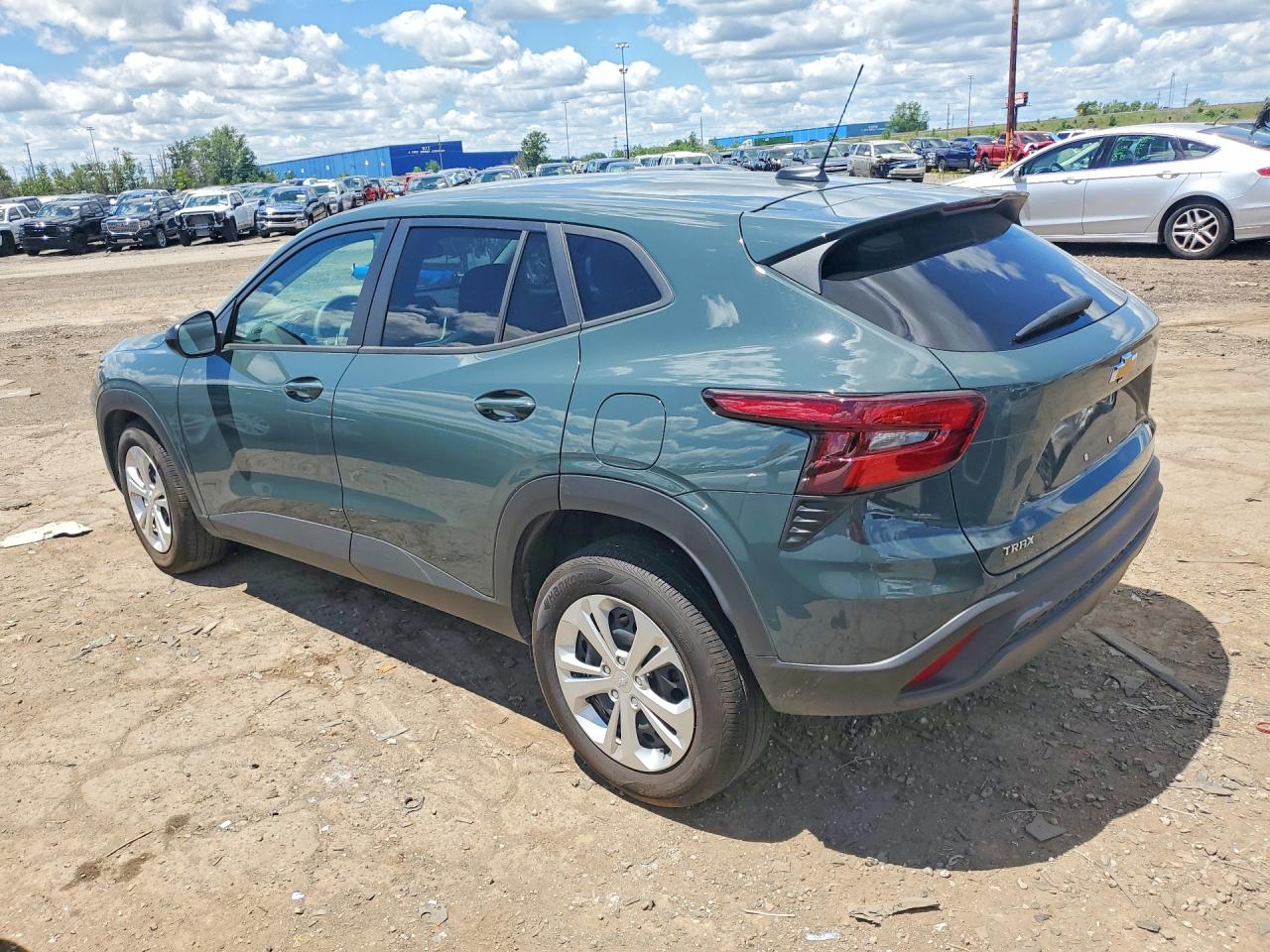 2025 CHEVROLET TRAX LS — снимка 2