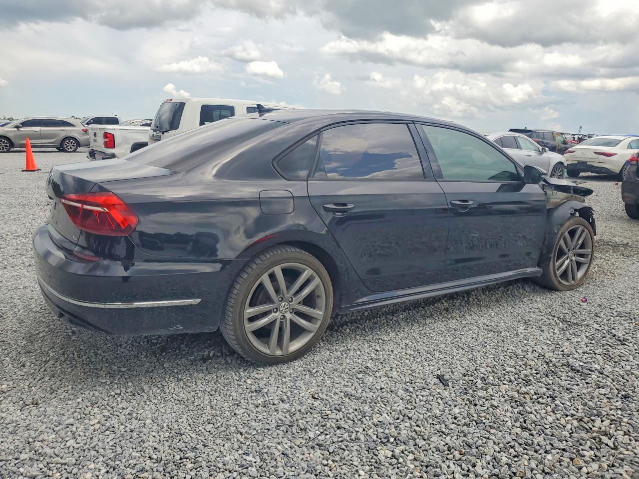 2018 VOLKSWAGEN PASSAT S/R-LINE — снимка 3