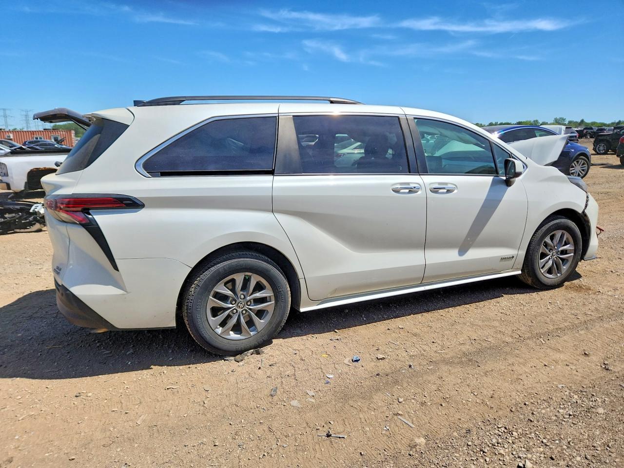2021 TOYOTA SIENNA XLE — снимка 3