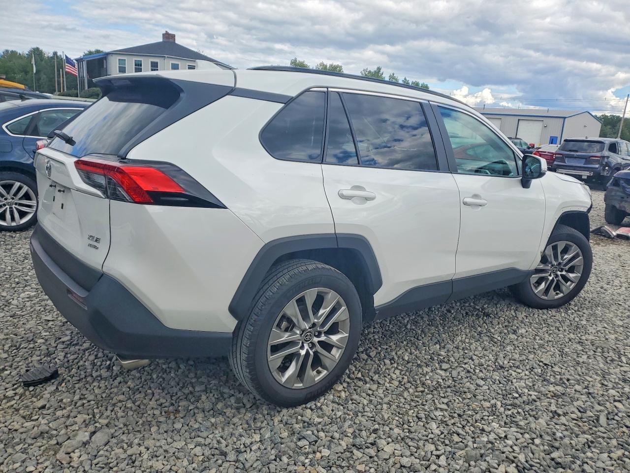 2025 TOYOTA RAV4 XLE PREMIUM — снимка 3